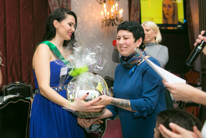 Елизавета Пусь получает приз за победу в народном голосовании на сайте Woman's Day Queen Beauty INSIDE-2015: конкурс красоты среди беременных 20 фото