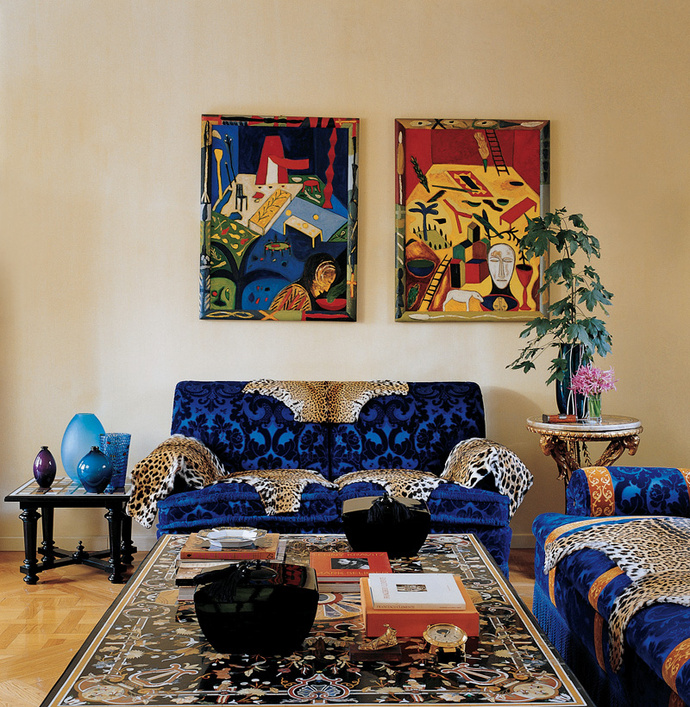 Гостиную на втором этаже с диванами, подушками, табуретами и ковром Versace Home Collection украшают три этюда Джорджо де Кирико и полотно Фернана Леже «Красная статуэтка».