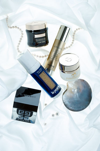 Восстанавливающий крем с растительными стволовыми клетками Absolue l’Extrait, Lancôme; ночной крем-сыворотка для комплексного омоложения кожи с фитокомплексом Supremÿa, Sisley; дневной питательный крем для сухой обезвоженной кожи лица Nutri-Plus, Bellefontaine; лифтинг-сыворотка с икорным экстрактом Skin Caviar Liquid Lift, La Prairie; крем с черным соком водоросли, продлевающий молодость, Le Soin Noir, Givenchy.