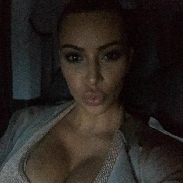Ким Кардашьян Ким Кардашьян бюстом поздравила подписчиков в Instagram с круглой цифрой