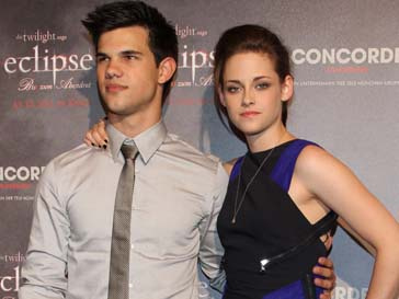 Кристен Стюарт (Kristen Stewart) и Тейлор Лотнер (Taylor Lautner) на важные мероприятия ходят вместе Кристен Стюарт (Kristen Stewart) и Тейлор Лотнер (Taylor Lautner) на важные мероприятия ходят вместе