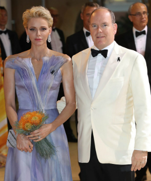 Фото дня: князь Альбер и княгиня Шарлен на балу Красного Креста в Монако