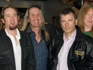 Музыканты Iron Maiden всегда летают на собственном самолете, пилотируемом Брюсом Дикинсоном Музыканты Iron Maiden всегда летают на собственном самолете, пилотируемом Брюсом Дикинсоном