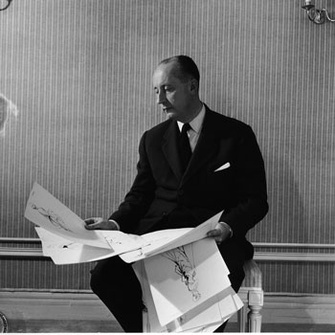 Кристиан Диор ( Christian Dior) за работой Кристиан Диор ( Christian Dior) за работой