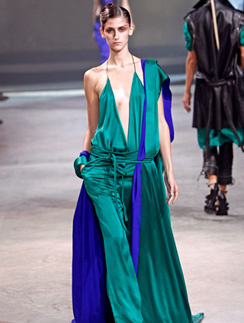 Дизайнеры бренда Haider Ackermann предлагают носить бирюзовый даже на светские рауты Дизайнеры бренда Haider Ackermann предлагают носить бирюзовый даже на светские рауты