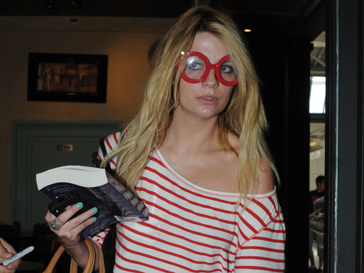 Не все наряды Миши Бартон (Mischa Barton) можно назвать удачными Не все наряды Миши Бартон (Mischa Barton) можно назвать удачными