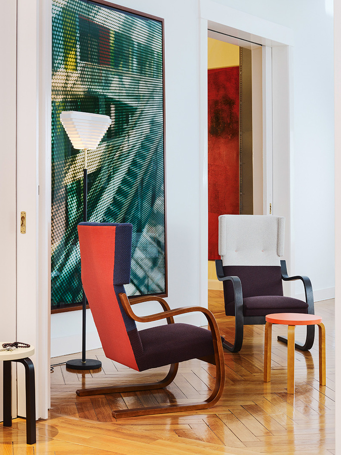 Кресла 401 от Artek — классическая модель Алвара Аалто (1933) в новой двухцветной обивке, разработанной Хеллой Йонгериус. 