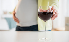 Теперь можно: беременным разрешили пить вино