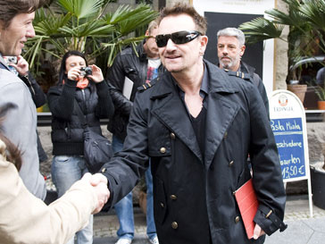 Фронтмент U2 Боно (Bono) поддерживает супругу Арнольда Шварценеггера Фронтмент U2 Боно (Bono) поддерживает супругу Арнольда Шварценеггера