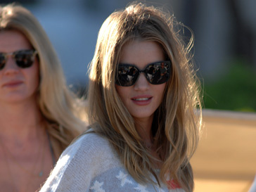 Рози Хантингтон-Уайтли (Rosie Huntington-Whiteley) - поклонница раритетного нижнего белья Рози Хантингтон-Уайтли (Rosie Huntington-Whiteley) - поклонница раритетного нижнего белья