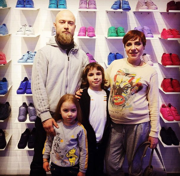 Тутта Ларсен с мужем и детьми