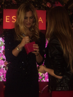 Бар Рафаэли (Bar Rafaeli) подписала флакон Escada Especially. Бар Рафаэли (Bar Rafaeli) подписала флакон Escada Especially.