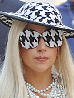 Все аксессуары Леди ГаГа (Lady GaGa) были с рисунком "гусиная лапка". Все аксессуары Леди ГаГа (Lady GaGa) были с рисунком "гусиная лапка"