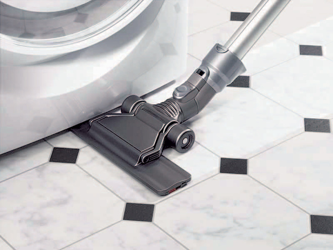 Сверхплоская насадка-щетка (Dyson) позволяет очистить пол даже под корпусом стиральной машины. Сверхплоская насадка-щетка (Dyson) позволяет очистить пол даже под корпусом стиральной машины.