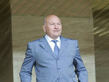 Юрий Лужков добивается получения вида на жительство Юрий Лужков добивается получения вида на жительство