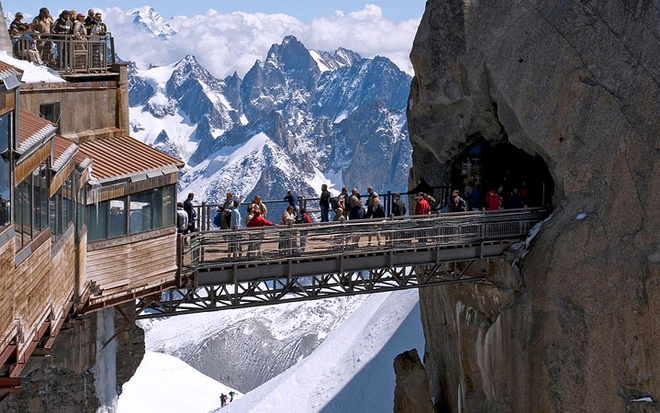 Горная вершина Эгюий-дю-Миди (Aiguille du Midi) находится в западной части массива Монблан. Чтобы добраться до моста, соединяющего между собой две скалы, нужно подняться по канатной дороге на 2000-метровую высоту. Сам мост очень короткий, однако тем, кто страдает акрофобией, он может показаться бесконечным! Горная вершина Эгюий-дю-Миди (Aiguille du Midi) находится в западной части массива Монблан. Чтобы добраться до моста, соединяющего между собой две скалы, нужно подняться по канатной дороге на 2000-метровую высоту. Сам мост очень короткий, однако тем, кто страдает акрофобией, он может показаться бесконечным!