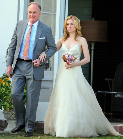 Анна Пакуин в платье Amsale