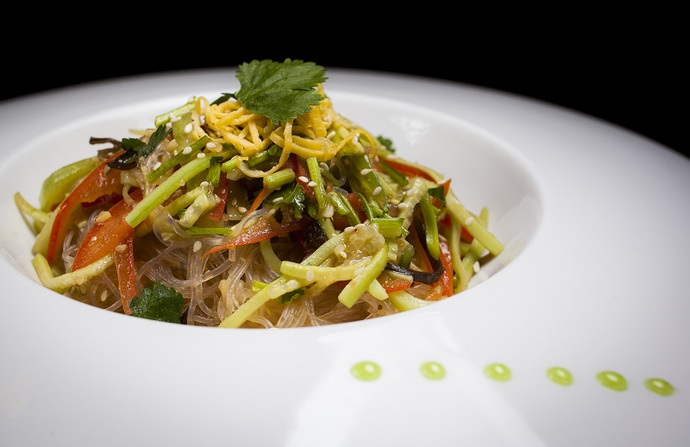 Салат со стеклянной лапшой и овощами Салат со стеклянной лапшой и овощами летние салаты с фото