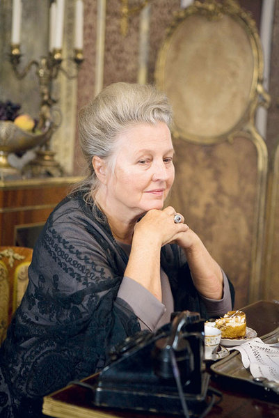 Ханна Шигула в роли пожилой поэтессы. Ханна Шигула в роли пожилой поэтессы.