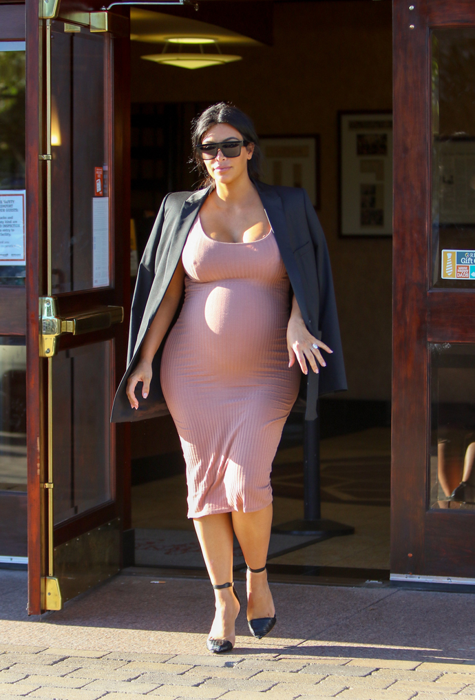 30 лучших нарядов беременной Ким Кардашьян