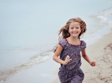 Девочка бежит по пляжу