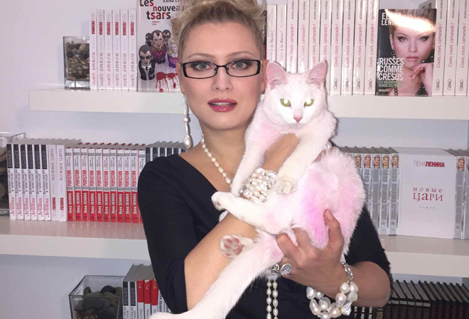 Лена Ленина с розовым котенком Лена Ленина с розовым котенком фото