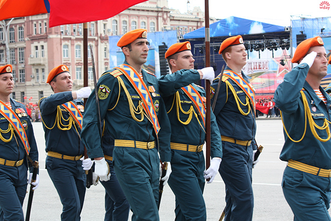 В Ростове прошел парад, посвященный Великой Победе В Ростове прошел парад, посвященный Великой Победе
