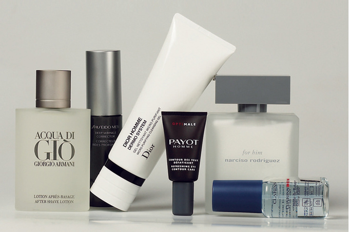 Средства специального назначения (слева направо): Acqua Di Gio, Giorgio Armani, лосьон после бритья; Shiseido Men, эмульсия – корректор морщин; Dior Homme Dermo System, гель для умывания и глубокой очистки пор; Optimale, Payot Homme, средство для «усталых глаз»; For Him, Narciso Rodriguez, смягчающая эмульсия после бритья; Clarins Men, масло для бритья.