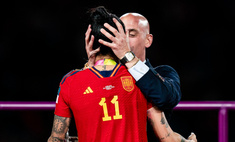 Глава испанской футбольной федерации Луис Рубиалес, поцеловавший футболистку, подал в отставку из-за травли