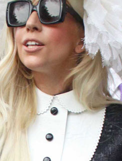 Леди ГаГа (Lady GaGa) наделу блузу с белым отложным воротничком. Леди ГаГа (Lady GaGa) наделу блузу с белым отложным воротничком