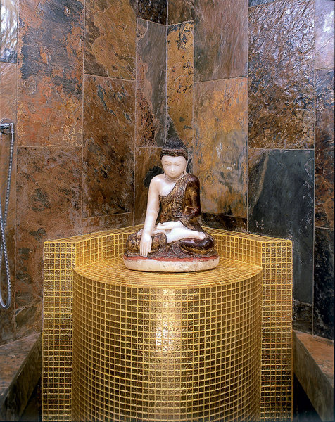 Будда XVIII века сидит на постаменте, облицованном китайской мозаикой, Golden Glass, ею же отделан потолок Будда XVIII века сидит на постаменте, облицованном китайской мозаикой, Golden Glass, ею же отделан потолок