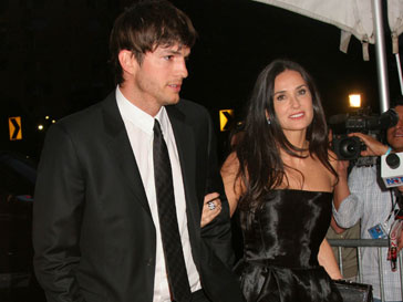 Эштон Катчер (Ashton Kutcher) и Деми Мур (Demi Moore) Эштон Катчер (Ashton Kutcher) и Деми Мур (Demi Moore)