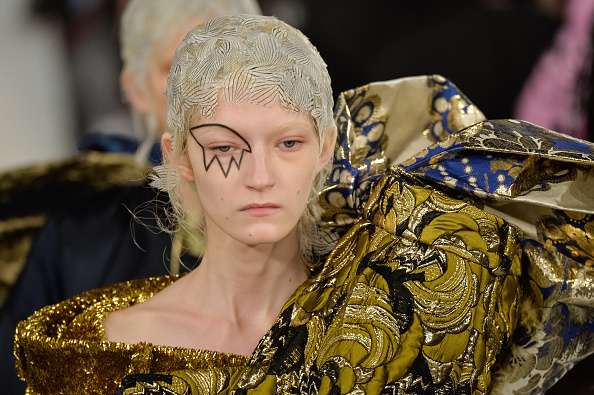 Показ коллекции Maison Margiela весна-лето 2016 на Парижской неделе моды Необычный макияж на Парижской неделе моды