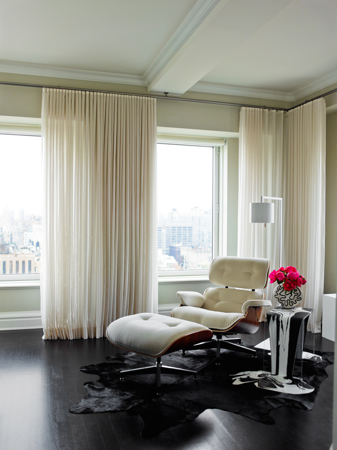 «Икона» американского дизайна — шезлонг Lounge Chair, дизайн Чарльза и Рэй Имс, Vitra, — один из немногих узнаваемых дизайнерских объектов в квартире. 
