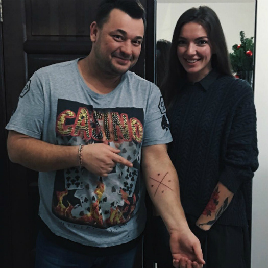 Сергей Жуков и тату-художница Саша Масюк Сергей Жуков наколол себе крест