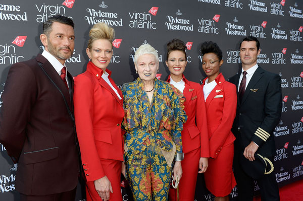 Вивьен Вествуд со стюардами авиакомпании Virgin Atlantic Вивьен Вествуд со стюардами авиакомпании Virgin Atlantic