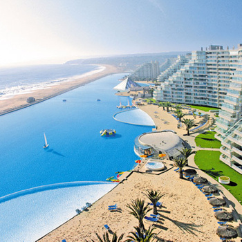 Отель San Alfonso del Mar (Чили). Этот бассейн - самый огромный в мире, неудивительно, что он попал в Книгу рекордов Гиннесса. Его длина - почти километр. Поэтому в чилийском бассейне даже иногда устраивают парусные соревнования! Вокруг бассейна устроены несколько искусственных песчаных пляжей, которые подогреваются для ночного купания. Отель San Alfonso del Mar (Чили). Этот бассейн - самый огромный в мире, неудивительно, что он попал в Книгу рекордов Гиннесса. Его длина - почти километр. Поэтому в чилийском бассейне даже иногда устраивают парусные соревнования! Вокруг бассейна устроены несколько искусственных песчаных пляжей, которые подогреваются для ночного купания.
