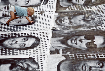 Тель-Авив, 2011 год, Inside out («Наизнанку»). Участники проекта могли загрузить на сайт insideoutproject.com свой снимок, распечатать гигантский постер и разместить на улице.