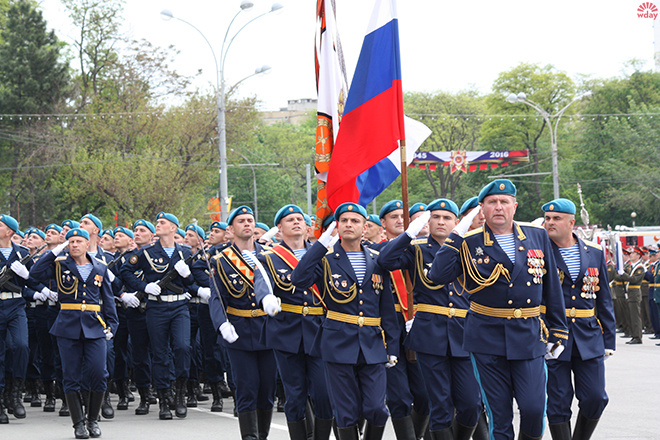 В Ростове прошел парад, посвященный Великой Победе В Ростове прошел парад, посвященный Великой Победе