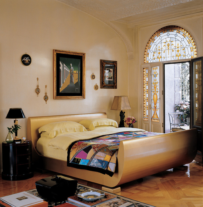 В интерьере спальни Донателлы доминирует эффектная металлическая кровать, дизайн Джулиана Шнабеля. Над кроватью — авторская копия картины Джорджо де Кирико «Великий метафизик». 
