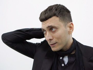 Эди Слиман (Hedi Slimane) вступил на должность креативного директора YSL в начале 2012 года Эди Слиман (Hedi Slimane) вступил на должность креативного директора YSL в начале 2012 года