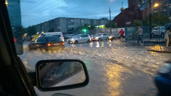 В Волгограде из-за ливня затопило два торговых центра Волгоград, дождь, Гроза, потоп, ливни, последствия дождей, пробки, ВТЦ, стихийное бедствие
