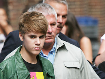 В честь Джастина Бибера (Justin Bieber) создали золотой бюст В честь Джастина Бибера (Justin Bieber) создали золотой бюст