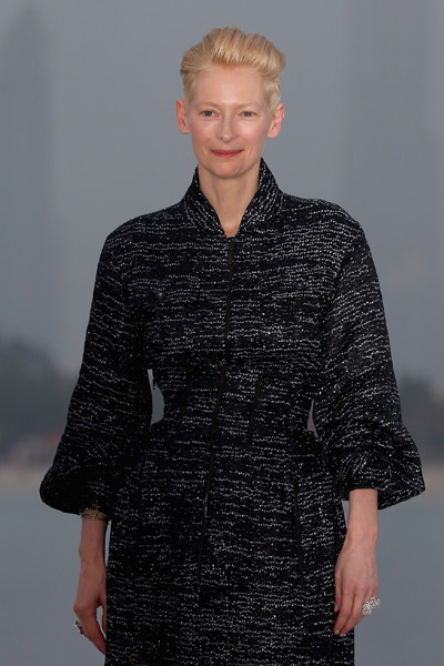 Тильда Суинтон на показе Chanel Cruise 2014/15 Тильда Суинтон на показе Chanel Cruise 2014/15