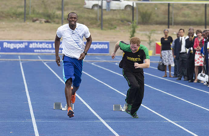 Принц Гарри в шутку соревнуется с чемпионом по бегу Усейном Болтом