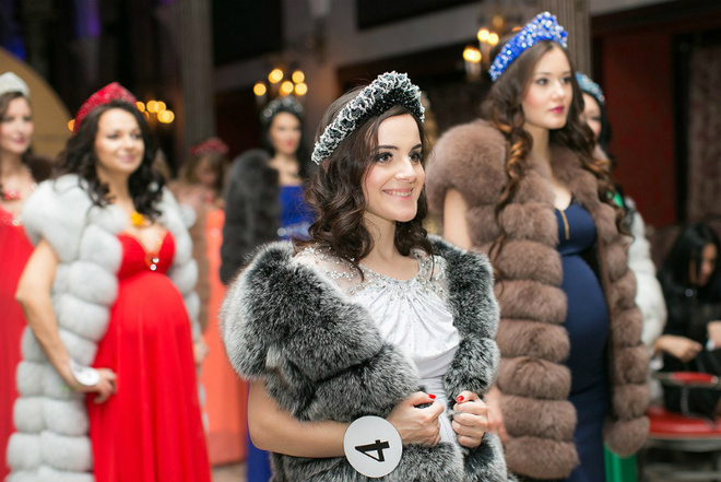 Финальный выход участниц в мехах от DK_Fashion Queen Beauty INSIDE-2015: конкурс красоты среди беременных 20 фото