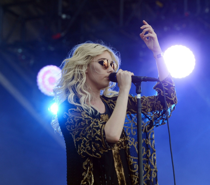 Тейлор Момсен