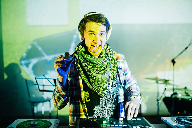 Легкий и игривый образ Dj Модные тренды и образы уходящего лета в челябинском арт-проекте Последний снимок лета