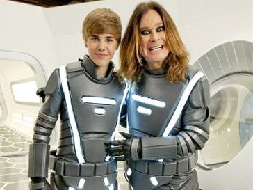 Джастин Бибер (Justin Bieber) и Оззи Осборн (Ozzy Osborne) в космических костюмах Джастин Бибер (Justin Bieber) и Оззи Осборн (Ozzy Osborne) в космических костюмах
