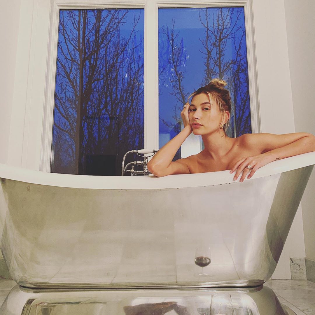 Хейли Бибер фотосессия в ванной